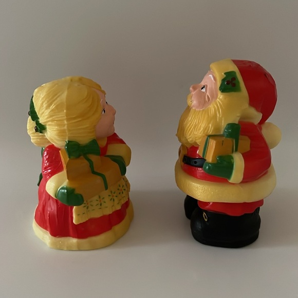 Hallmark Santa & Mrs. Claus Salt and Pepper Shaker Set - Picture 9 of 14
